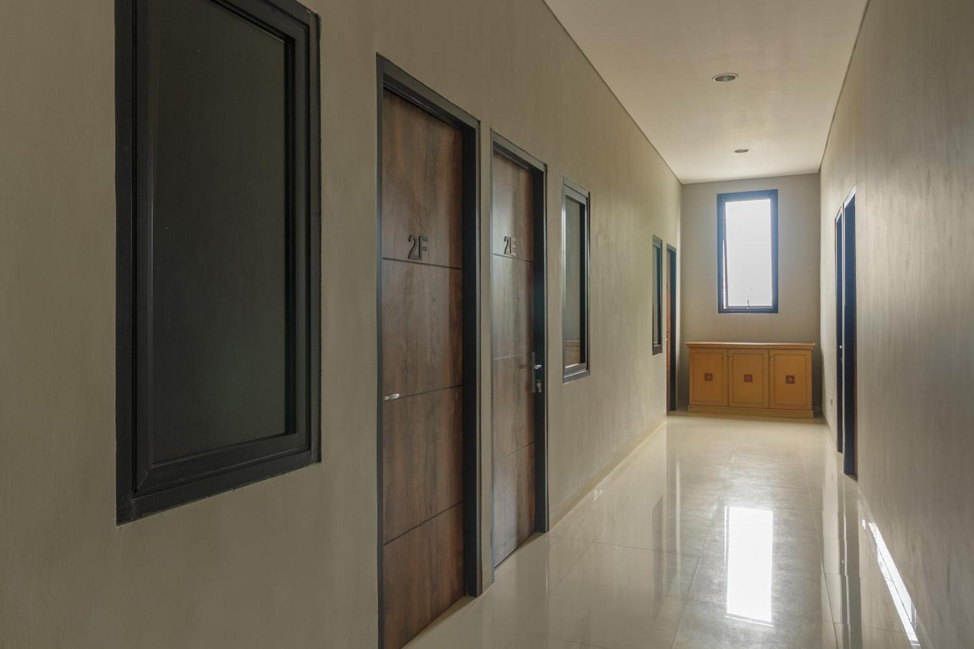 Reddoorz Near Puri Indah Mall Jakarta Exteriér fotografie