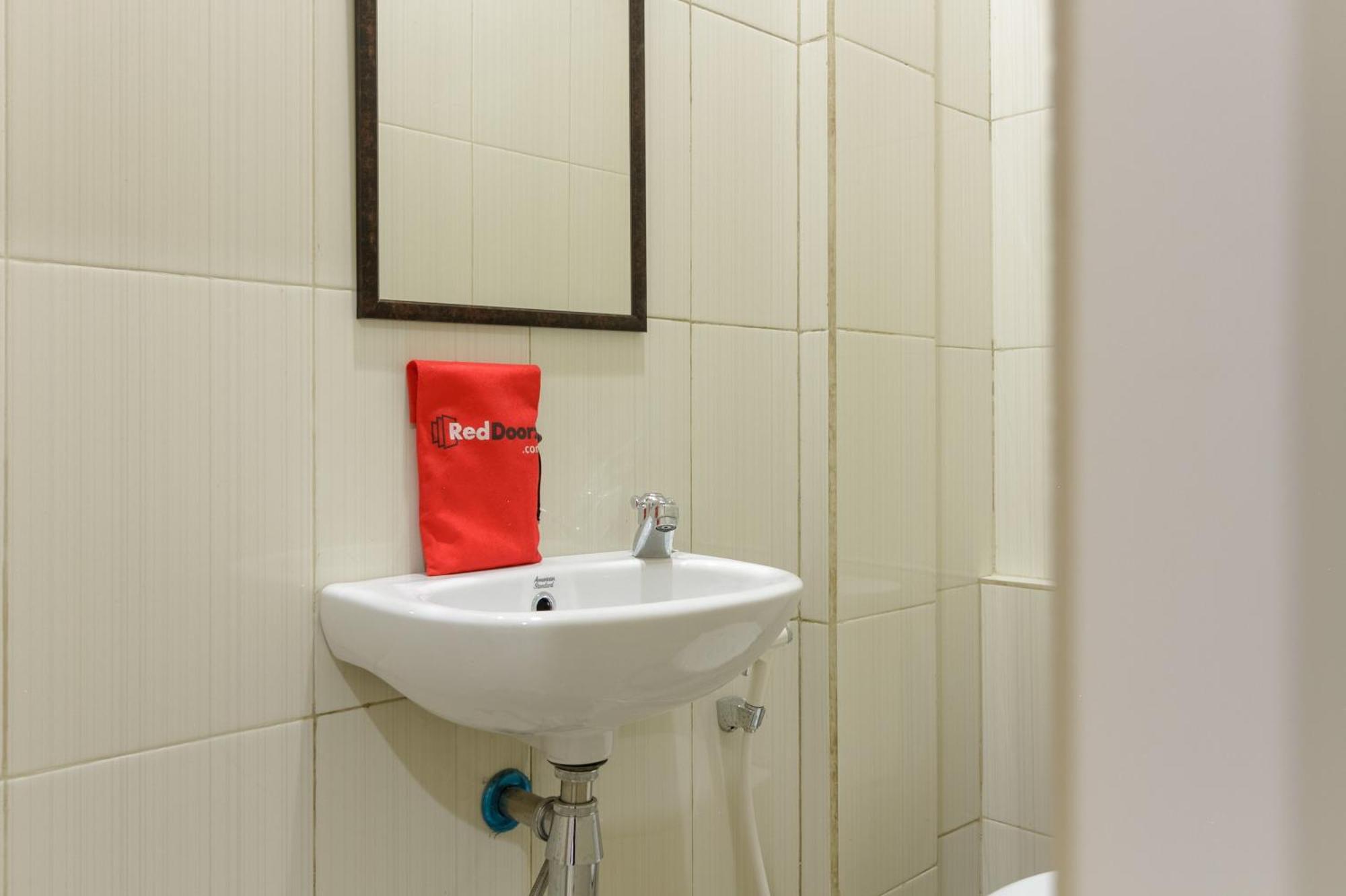 Reddoorz Near Puri Indah Mall Jakarta Exteriér fotografie