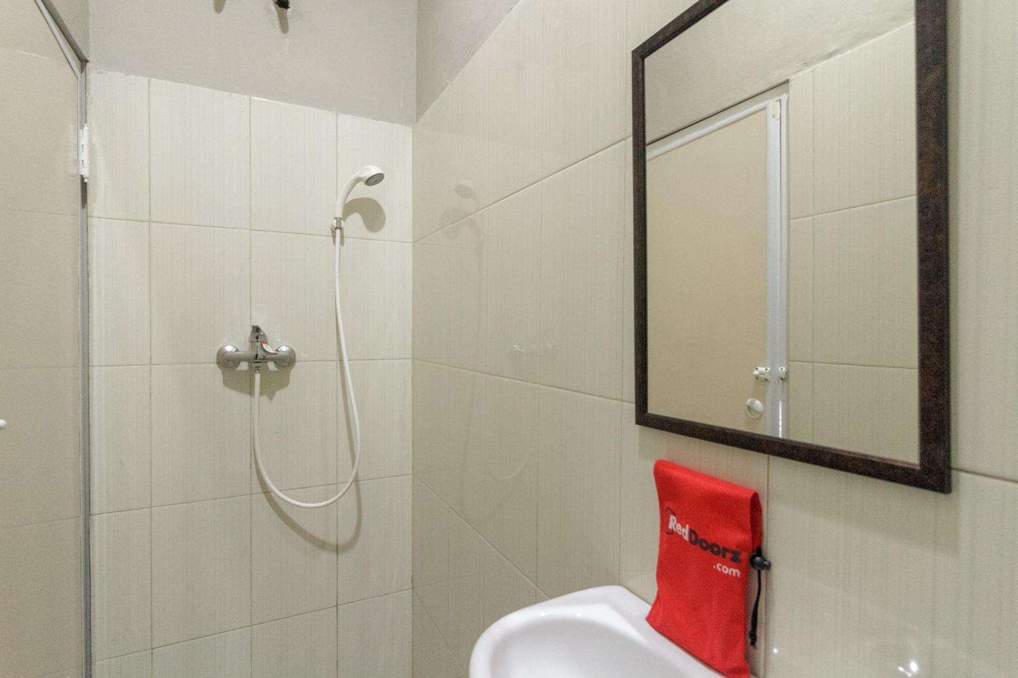 Reddoorz Near Puri Indah Mall Jakarta Exteriér fotografie