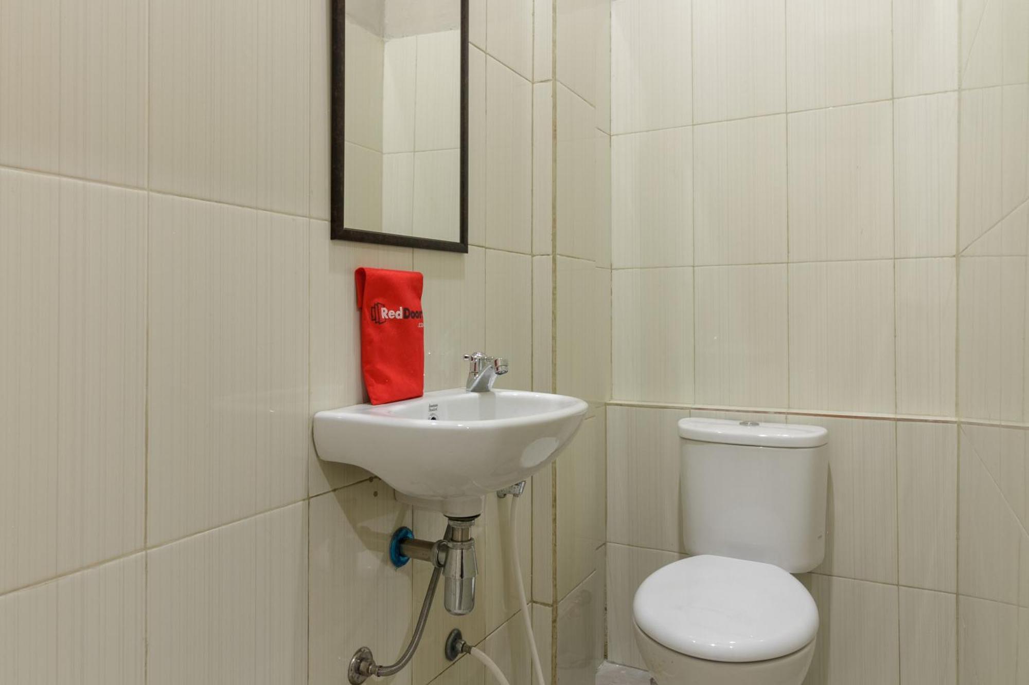 Reddoorz Near Puri Indah Mall Jakarta Exteriér fotografie