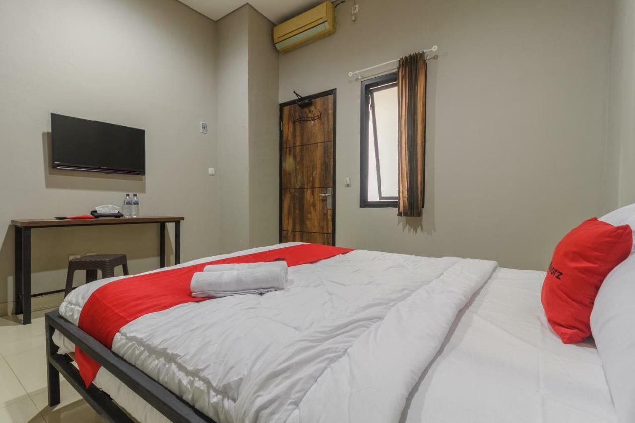 Reddoorz Near Puri Indah Mall Jakarta Exteriér fotografie